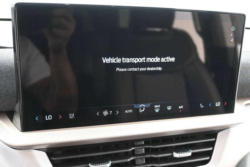 Ford Explorer Vehicle Full-screen Gallery Image 11