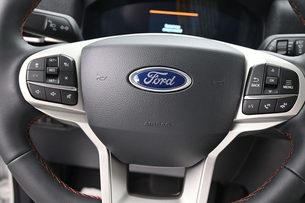 Ford Explorer Vehicle Full-screen Gallery Image 14
