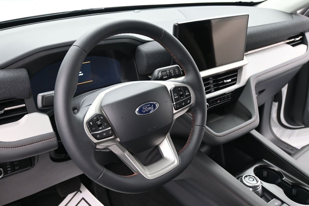 Ford Explorer Vehicle Full-screen Gallery Image 15
