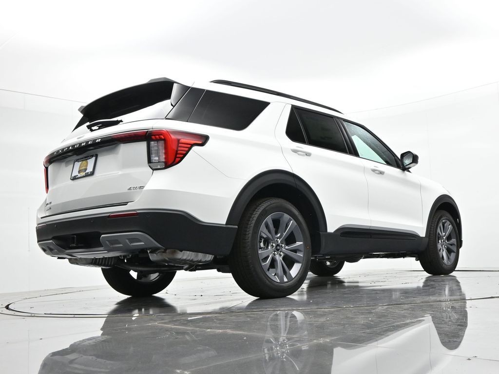 Ford Explorer Vehicle Full-screen Gallery Image 22