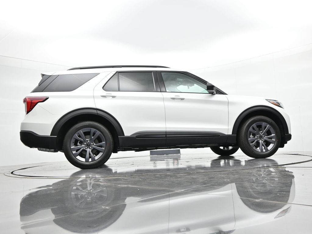 Ford Explorer Vehicle Full-screen Gallery Image 23