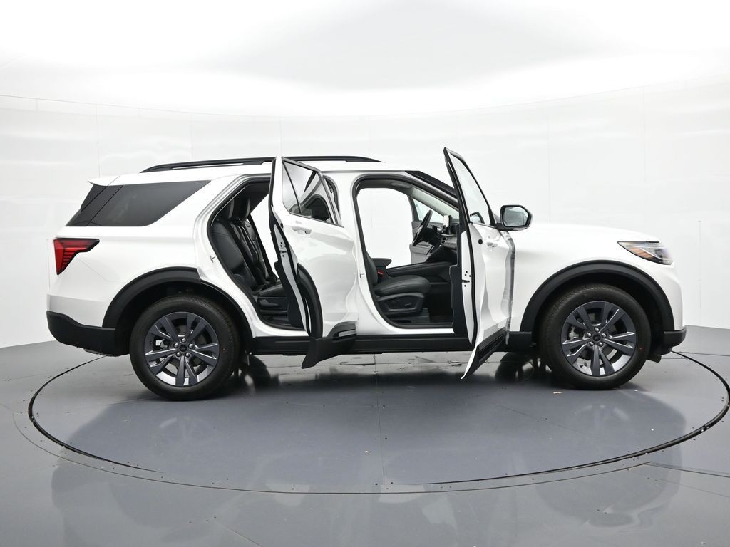 Ford Explorer Vehicle Full-screen Gallery Image 24