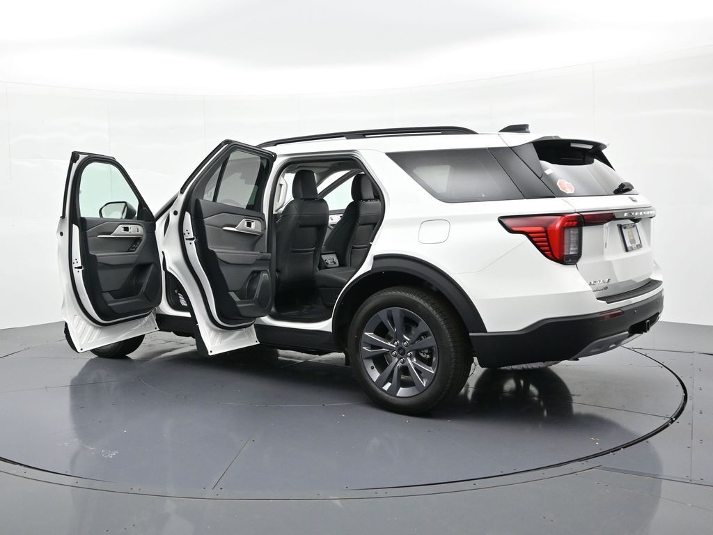 Ford Explorer Vehicle Full-screen Gallery Image 25