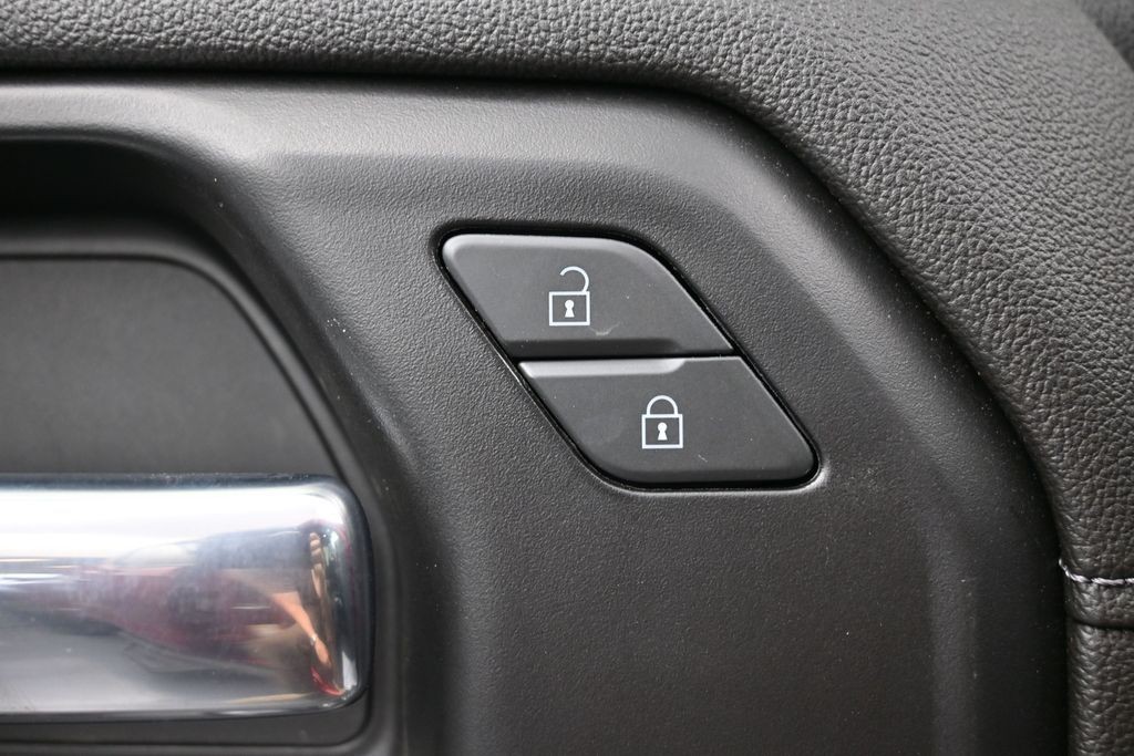 Chevrolet Silverado 1500 LTD Vehicle Full-screen Gallery Image 18