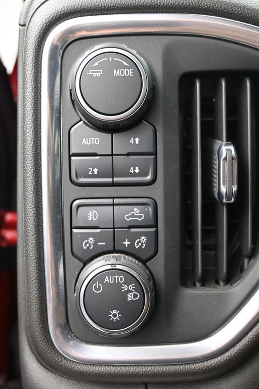 Chevrolet Silverado 1500 LTD Vehicle Full-screen Gallery Image 17