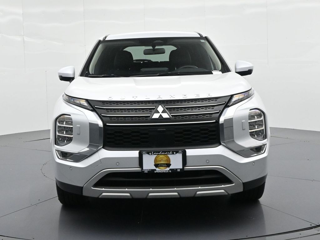 Mitsubishi Outlander Vehicle Full-screen Gallery Image 3