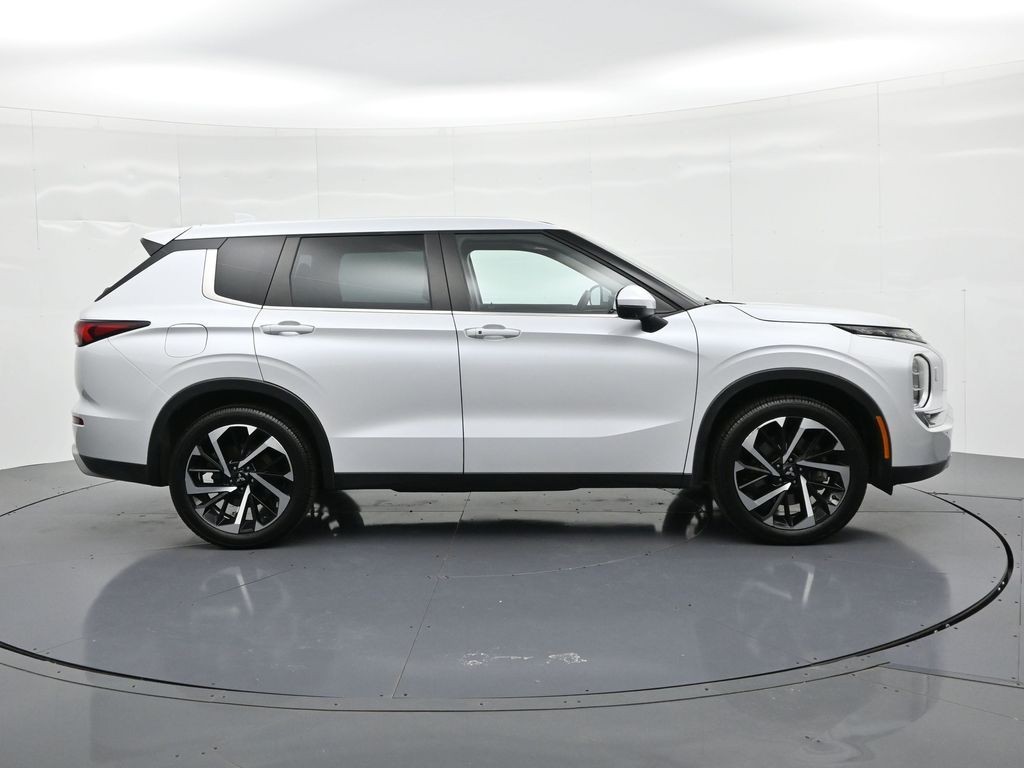 Mitsubishi Outlander Vehicle Full-screen Gallery Image 5