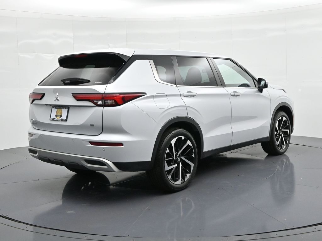 Mitsubishi Outlander Vehicle Full-screen Gallery Image 6