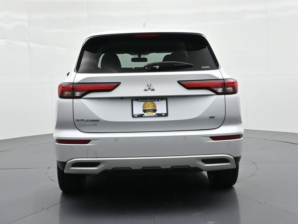 Mitsubishi Outlander Vehicle Full-screen Gallery Image 7