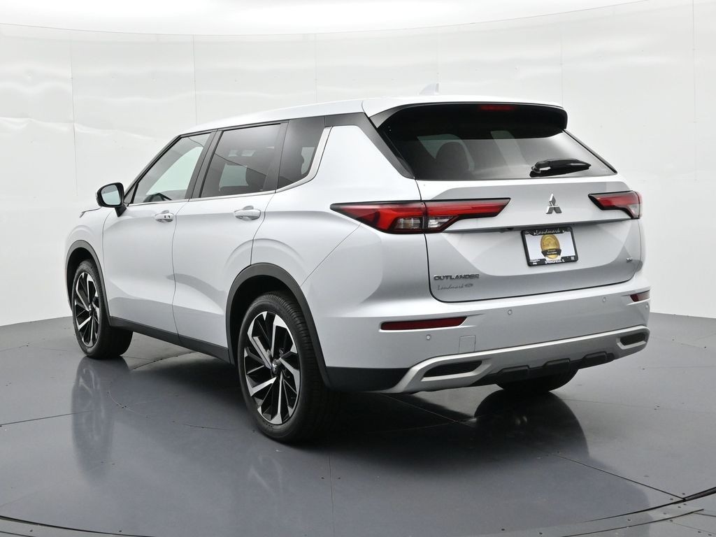 Mitsubishi Outlander Vehicle Full-screen Gallery Image 8