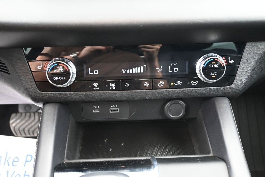 Mitsubishi Outlander Vehicle Full-screen Gallery Image 12