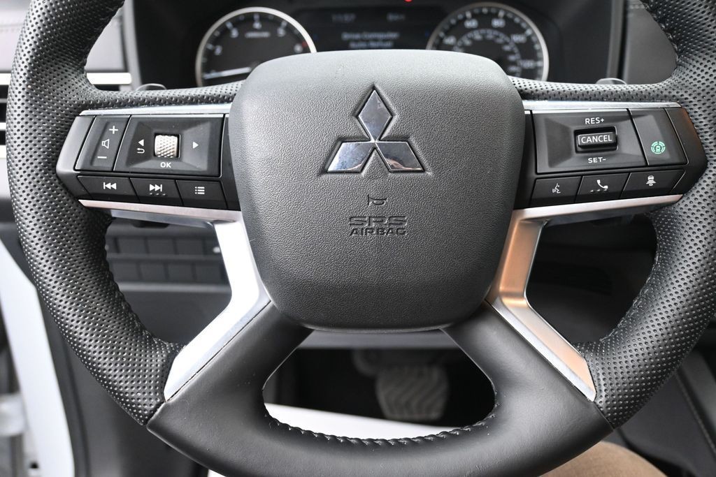Mitsubishi Outlander Vehicle Full-screen Gallery Image 14