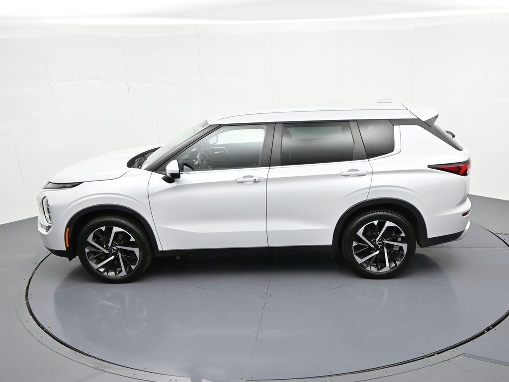 Mitsubishi Outlander Vehicle Full-screen Gallery Image 24