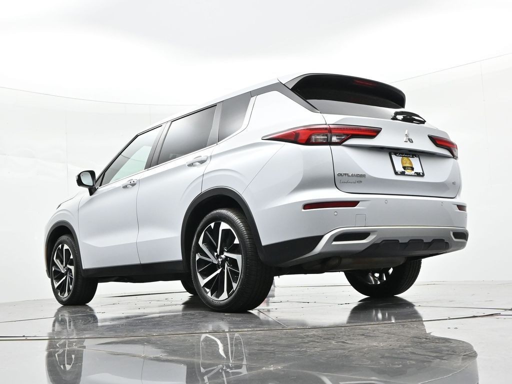 Mitsubishi Outlander Vehicle Full-screen Gallery Image 25