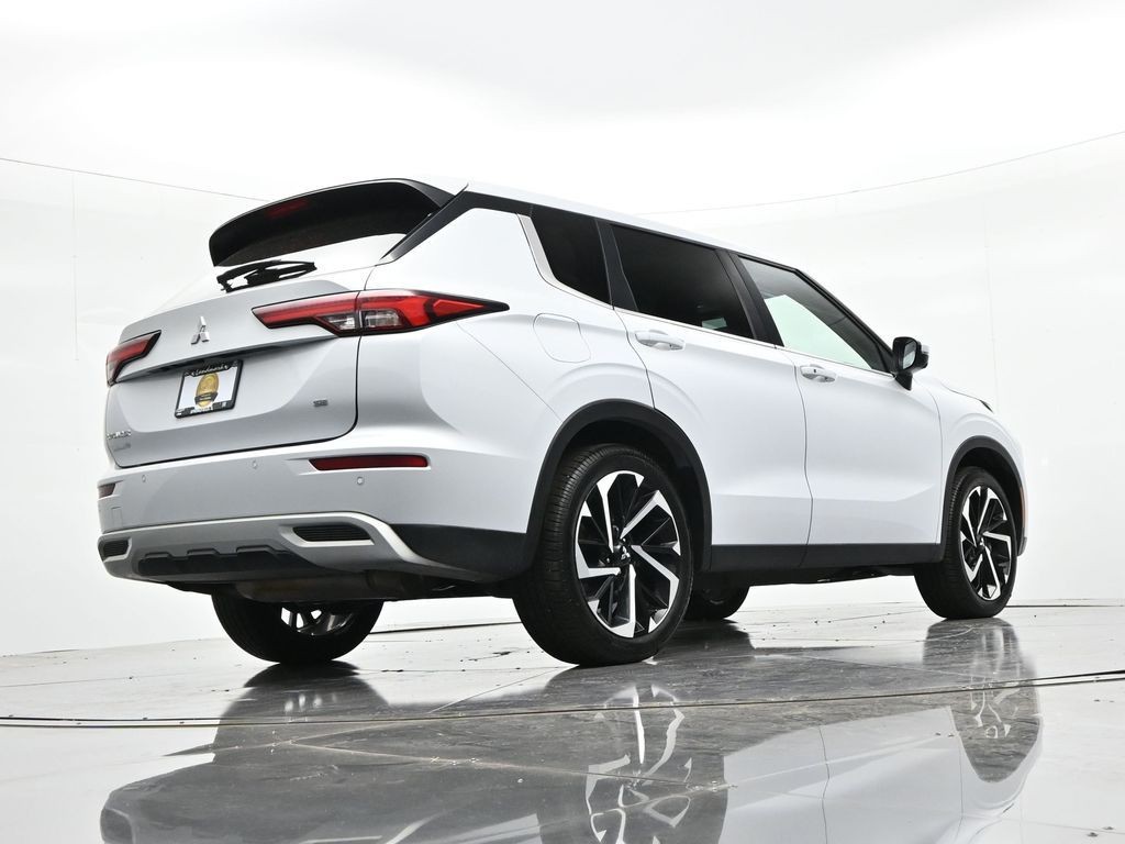 Mitsubishi Outlander Vehicle Full-screen Gallery Image 27