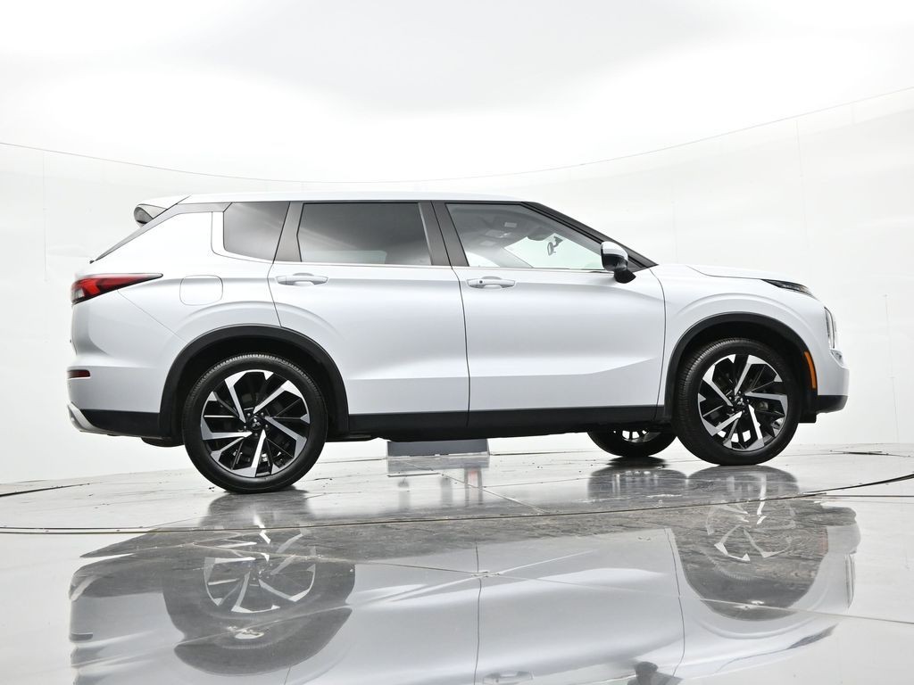 Mitsubishi Outlander Vehicle Full-screen Gallery Image 28