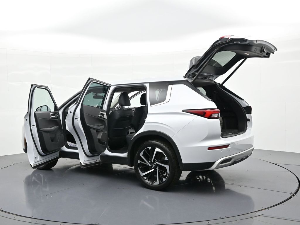 Mitsubishi Outlander Vehicle Full-screen Gallery Image 30