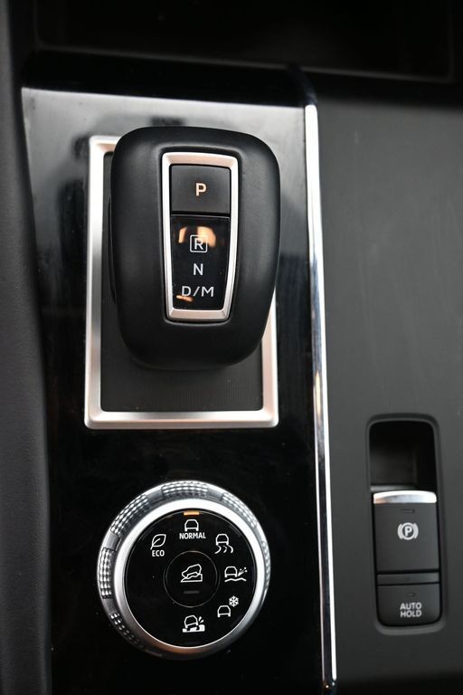 Mitsubishi Outlander Vehicle Full-screen Gallery Image 13