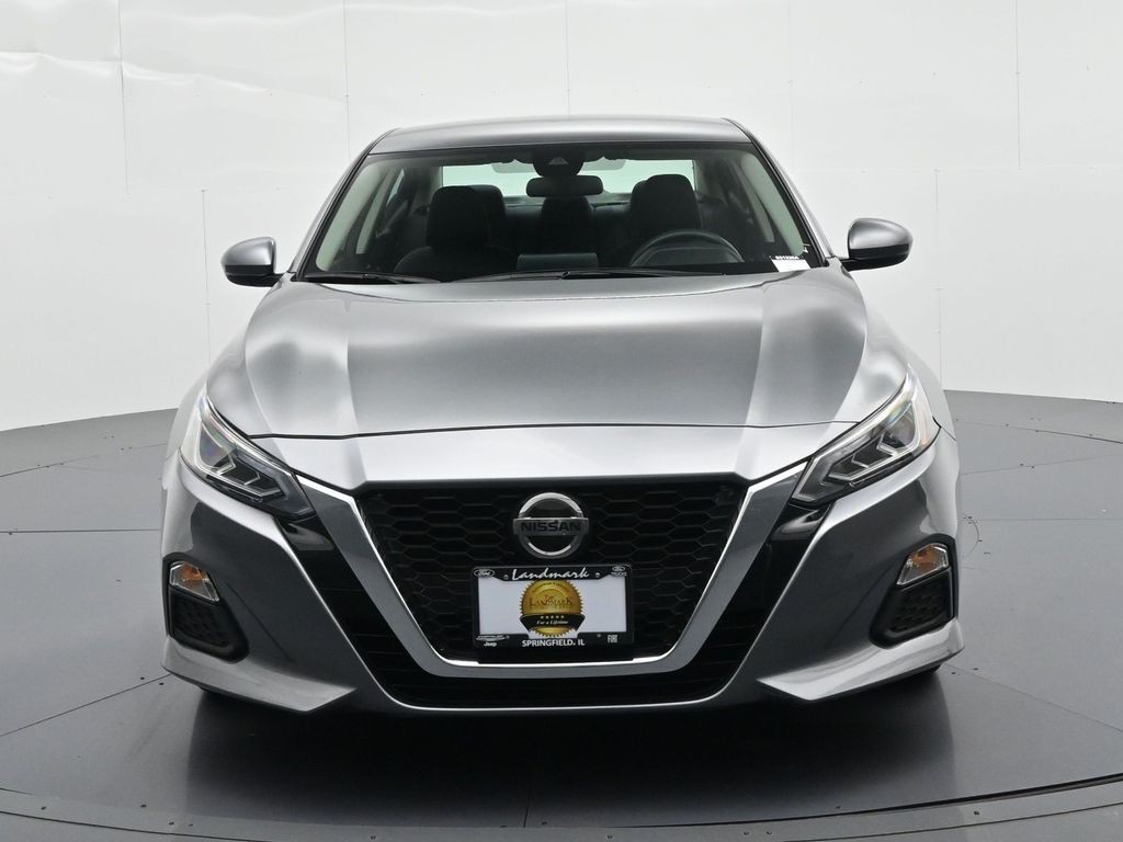 Nissan Altima Vehicle Full-screen Gallery Image 3