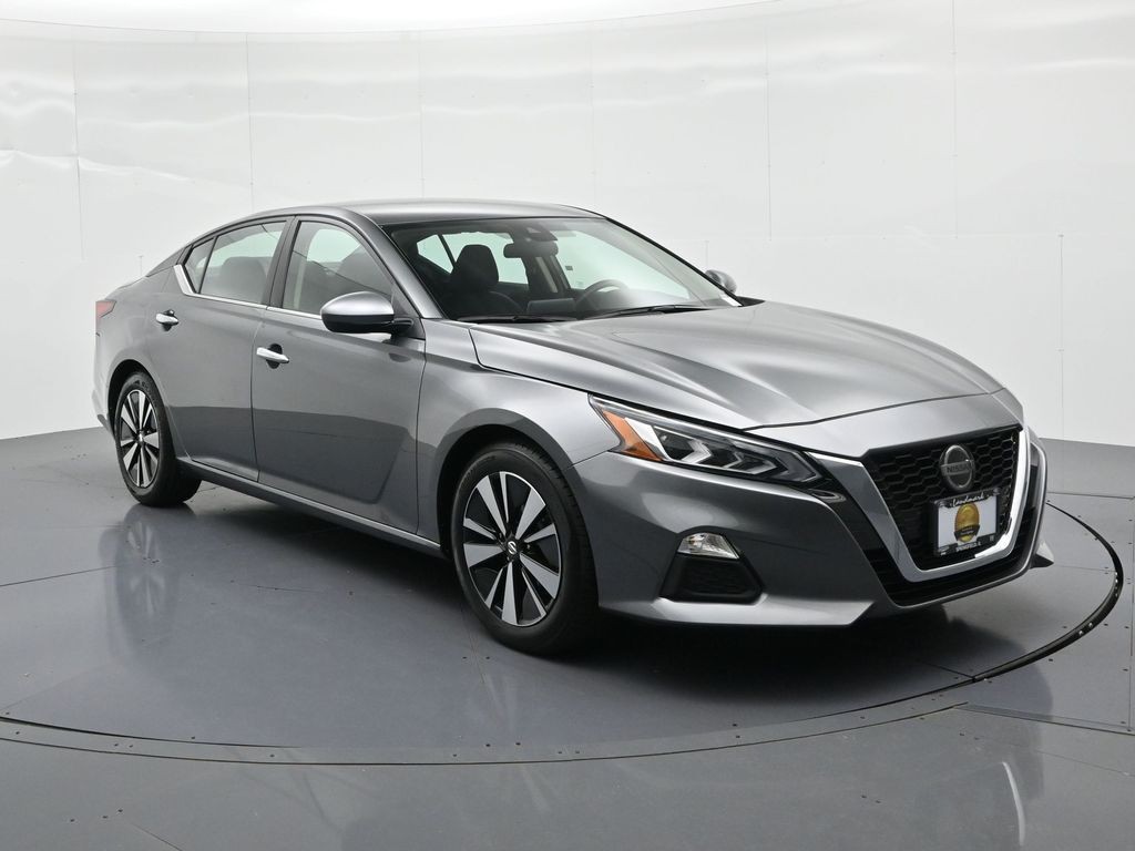 Nissan Altima Vehicle Full-screen Gallery Image 4
