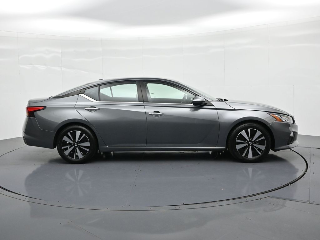 Nissan Altima Vehicle Full-screen Gallery Image 5