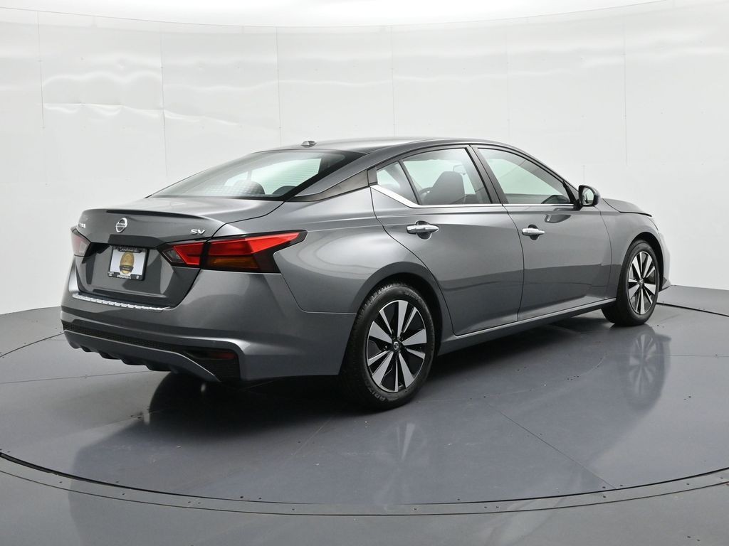 Nissan Altima Vehicle Full-screen Gallery Image 6