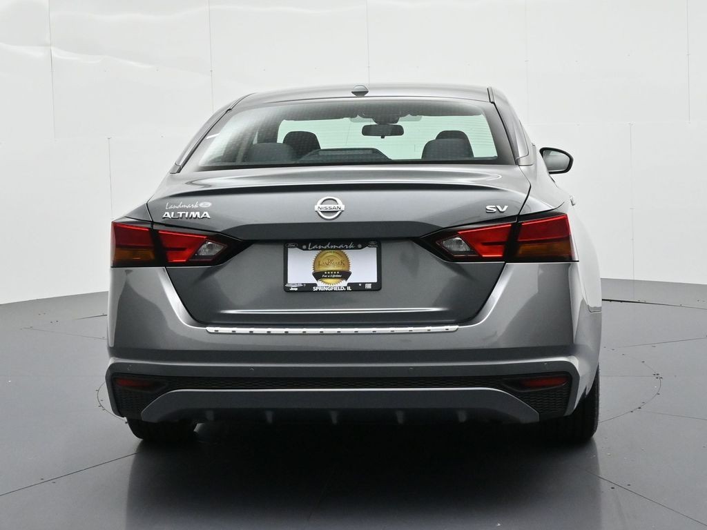 Nissan Altima Vehicle Full-screen Gallery Image 7