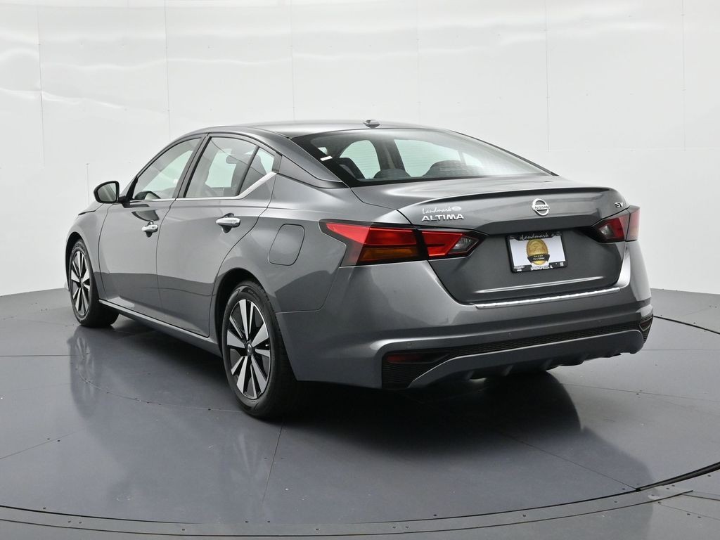 Nissan Altima Vehicle Full-screen Gallery Image 8