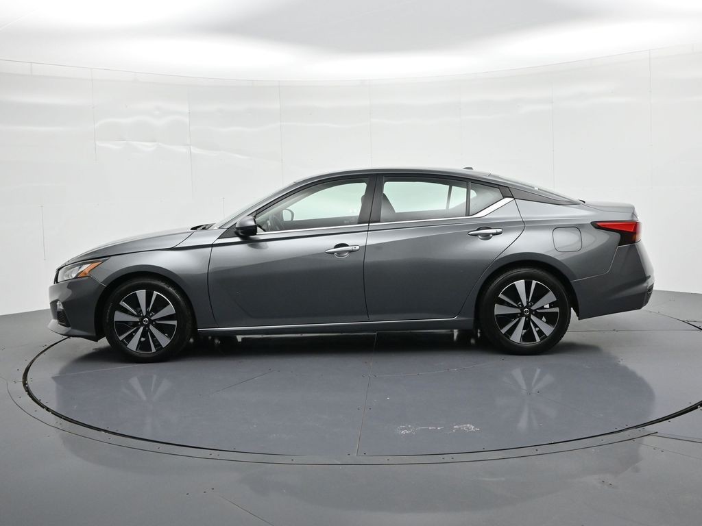 Nissan Altima Vehicle Full-screen Gallery Image 9
