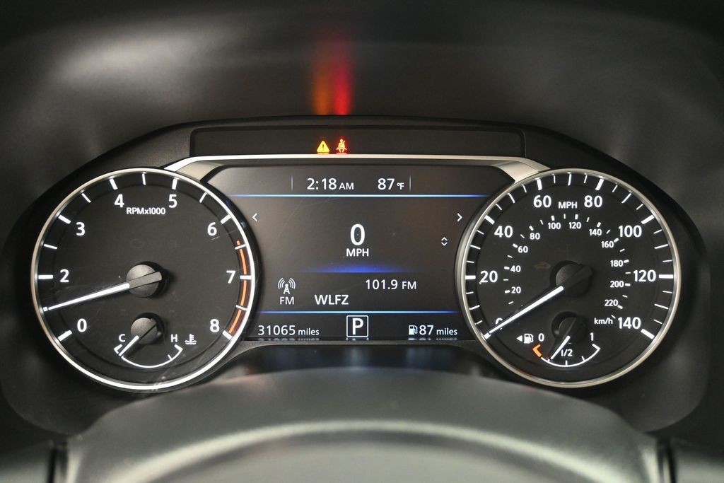 Nissan Altima Vehicle Full-screen Gallery Image 10