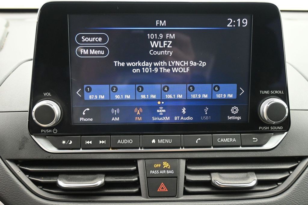 Nissan Altima Vehicle Full-screen Gallery Image 11