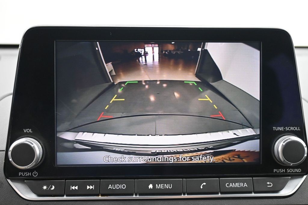Nissan Altima Vehicle Full-screen Gallery Image 12
