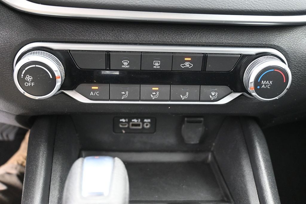 Nissan Altima Vehicle Full-screen Gallery Image 13