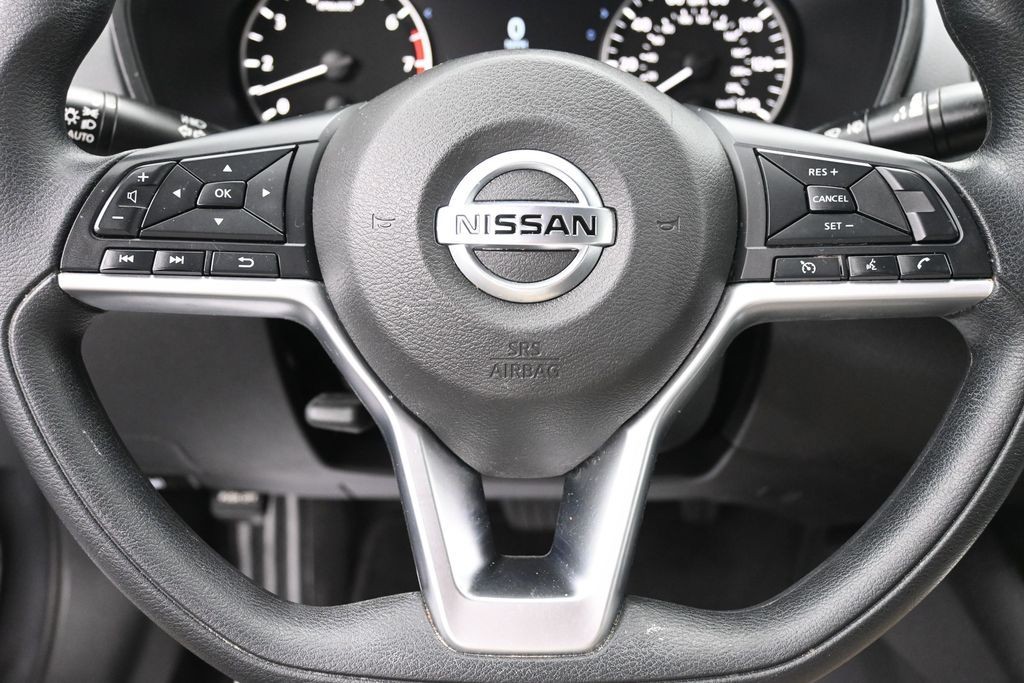 Nissan Altima Vehicle Full-screen Gallery Image 15