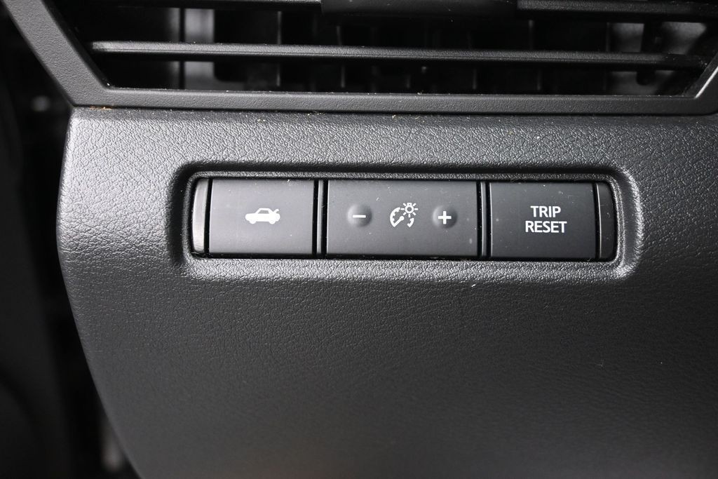 Nissan Altima Vehicle Full-screen Gallery Image 18