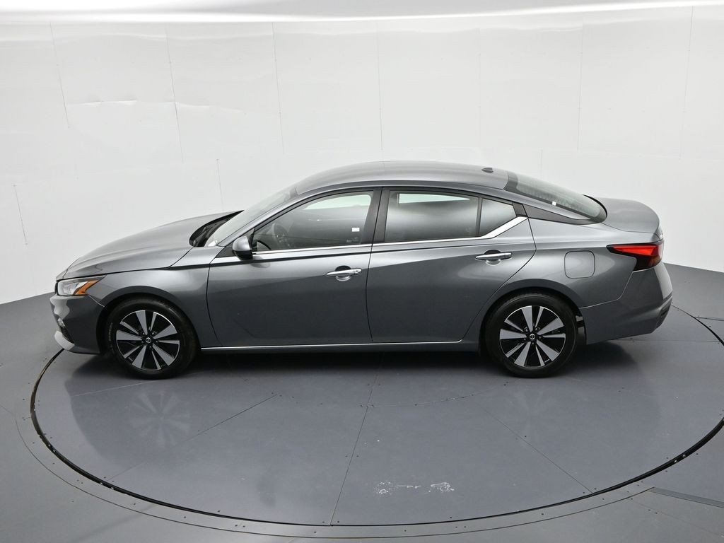 Nissan Altima Vehicle Full-screen Gallery Image 23