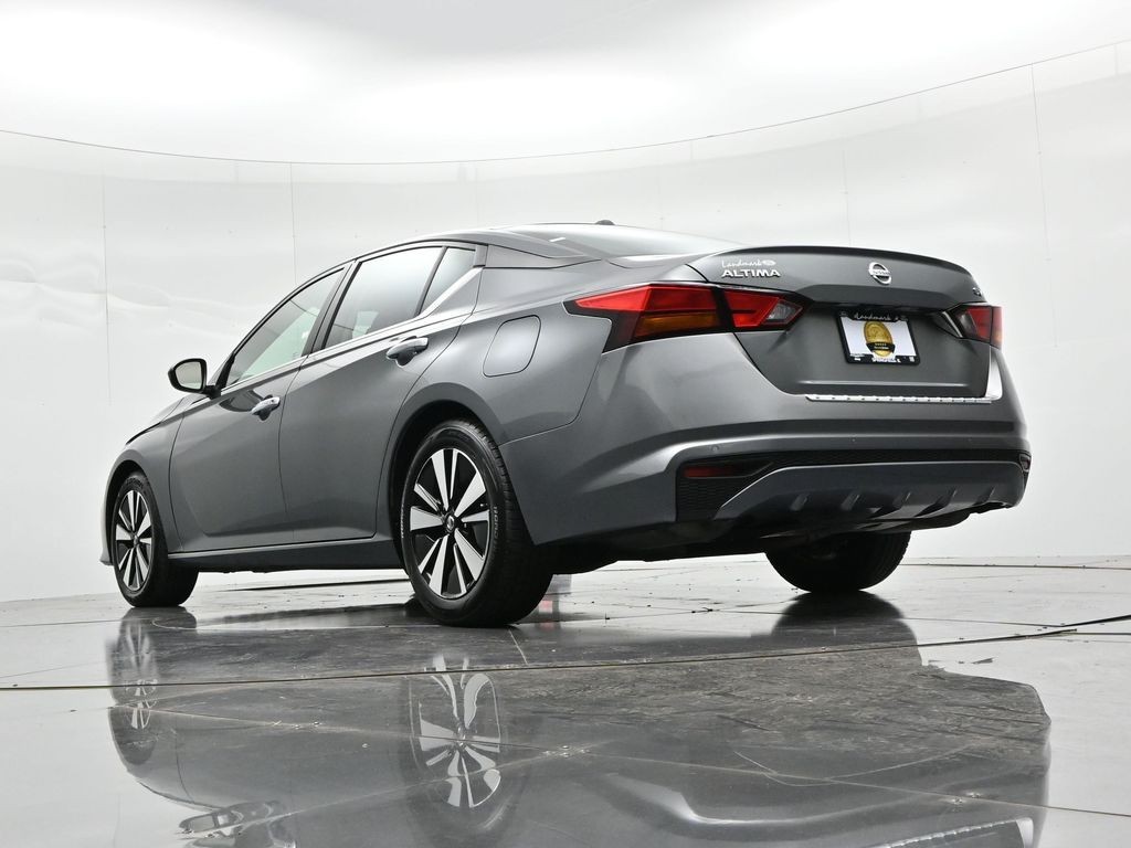 Nissan Altima Vehicle Full-screen Gallery Image 24