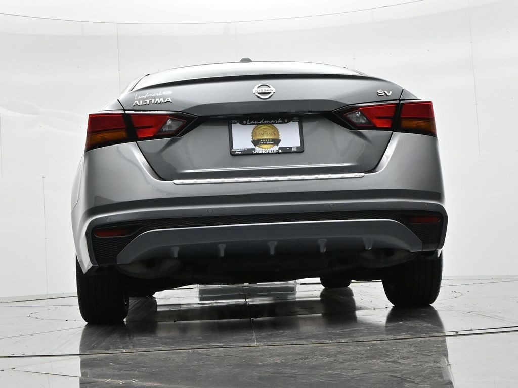 Nissan Altima Vehicle Full-screen Gallery Image 25
