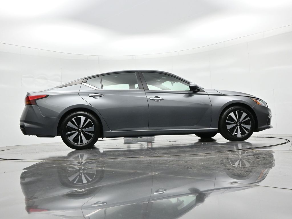 Nissan Altima Vehicle Full-screen Gallery Image 27