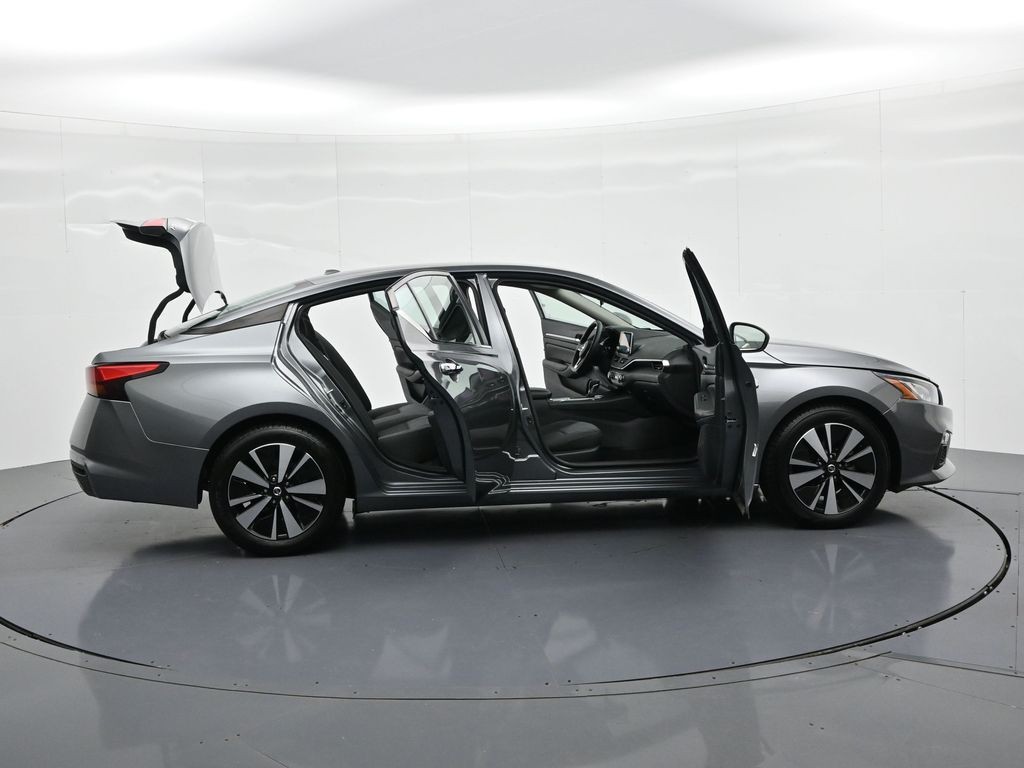 Nissan Altima Vehicle Full-screen Gallery Image 28