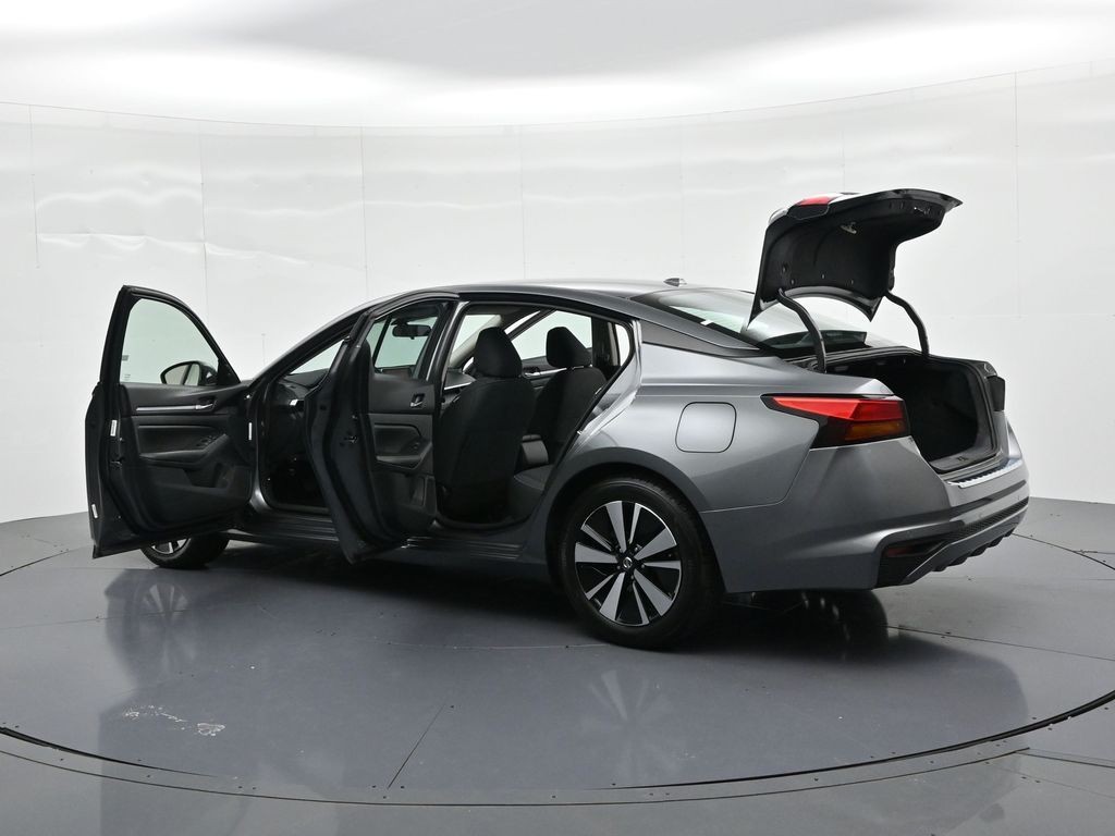 Nissan Altima Vehicle Full-screen Gallery Image 29