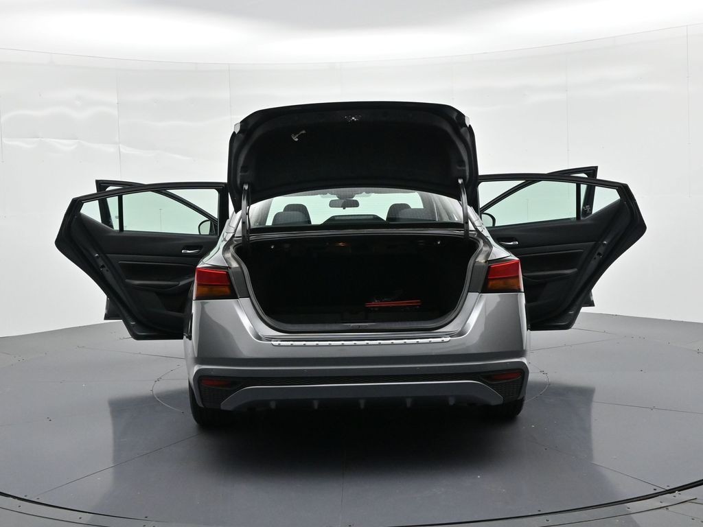 Nissan Altima Vehicle Full-screen Gallery Image 31