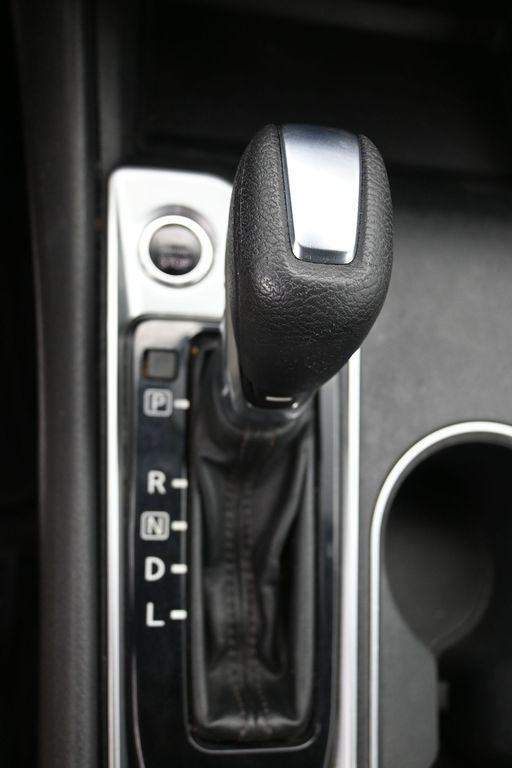 Nissan Altima Vehicle Full-screen Gallery Image 14
