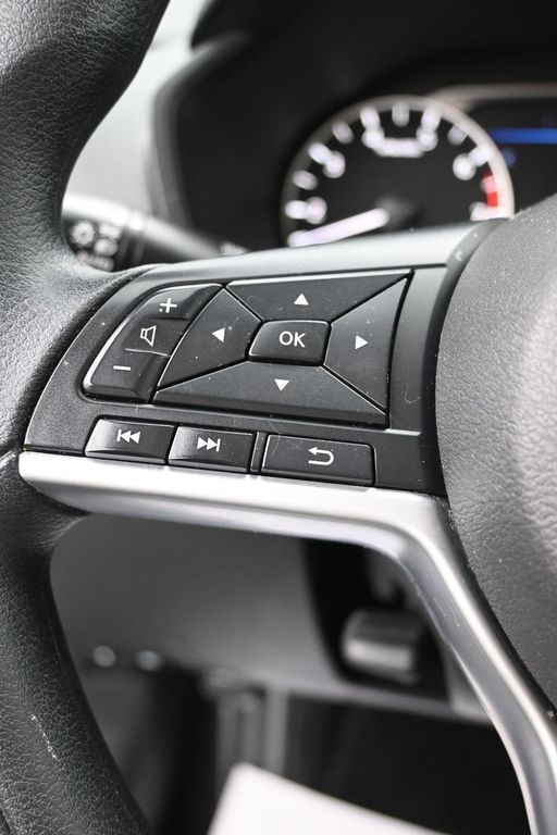 Nissan Altima Vehicle Full-screen Gallery Image 17