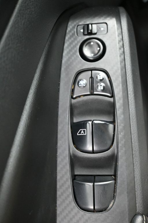 Nissan Altima Vehicle Full-screen Gallery Image 19