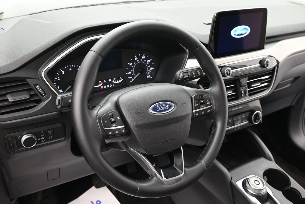 Ford Escape Vehicle Full-screen Gallery Image 12