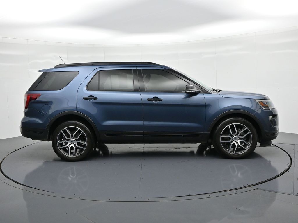 Ford Explorer Vehicle Full-screen Gallery Image 05