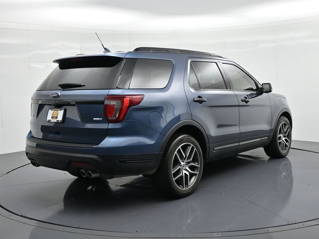 Ford Explorer Vehicle Full-screen Gallery Image 06