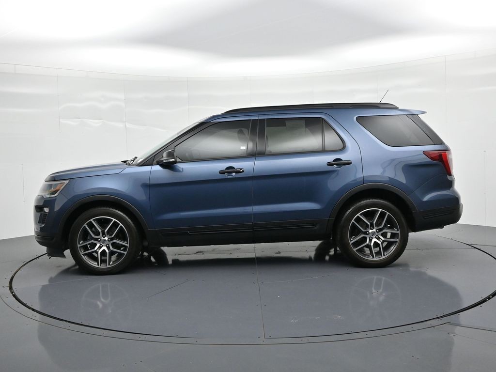 Ford Explorer Vehicle Full-screen Gallery Image 09