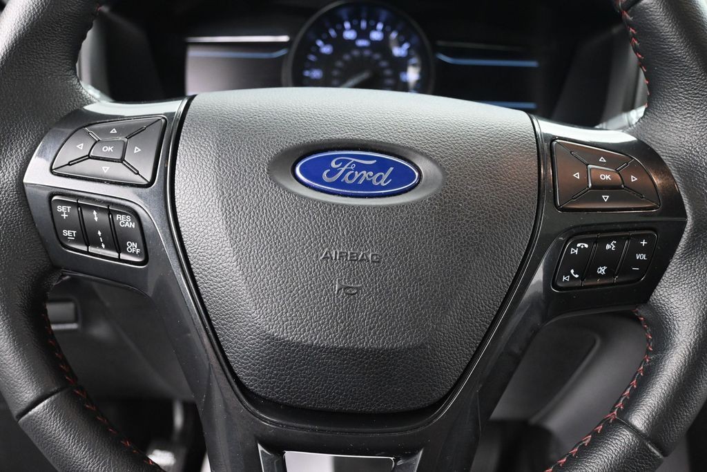 Ford Explorer Vehicle Full-screen Gallery Image 13